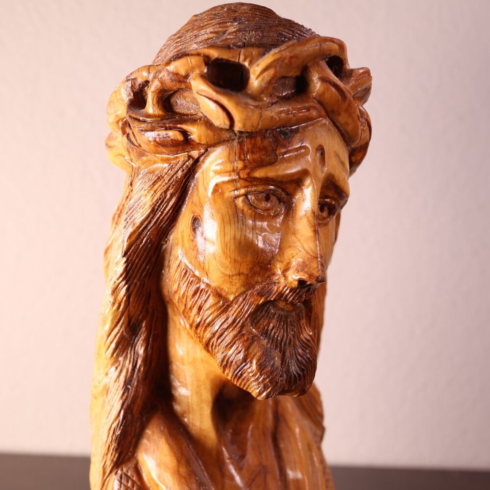 Vintage carving of Jesus Christ in Wood - Picture 8 of 13